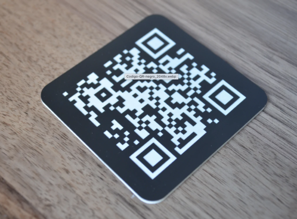 qr en plástico negro