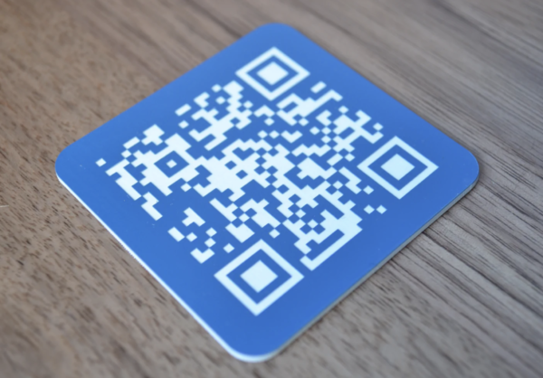 qr en plástico azul