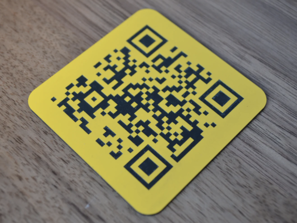 qr en plástico amarillo