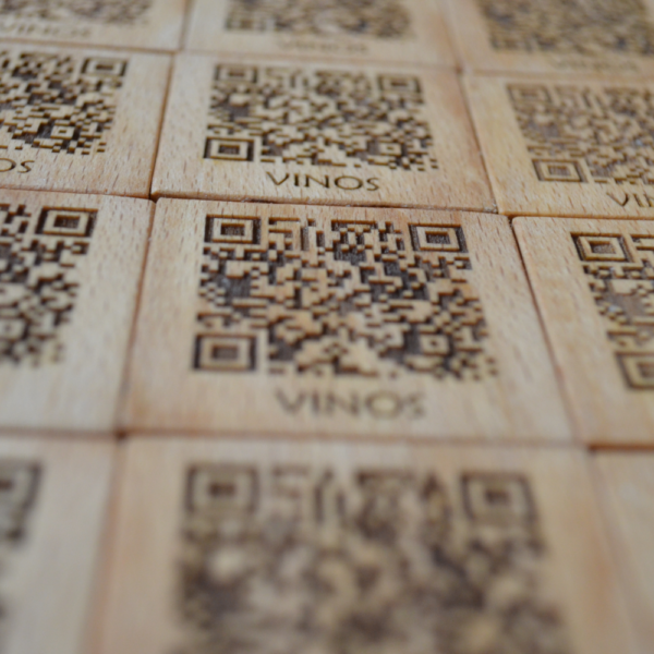 Cubos-QR-madera-maciza-grabado