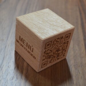 Cubo láser madera QR restaurante